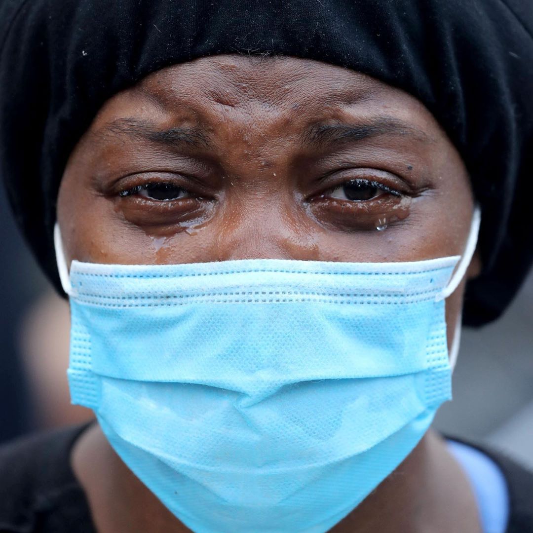 زن سیاهپوست امریکایی معترض به نژادپرستی با چشمان اشکبار - منبع: USA TODAY