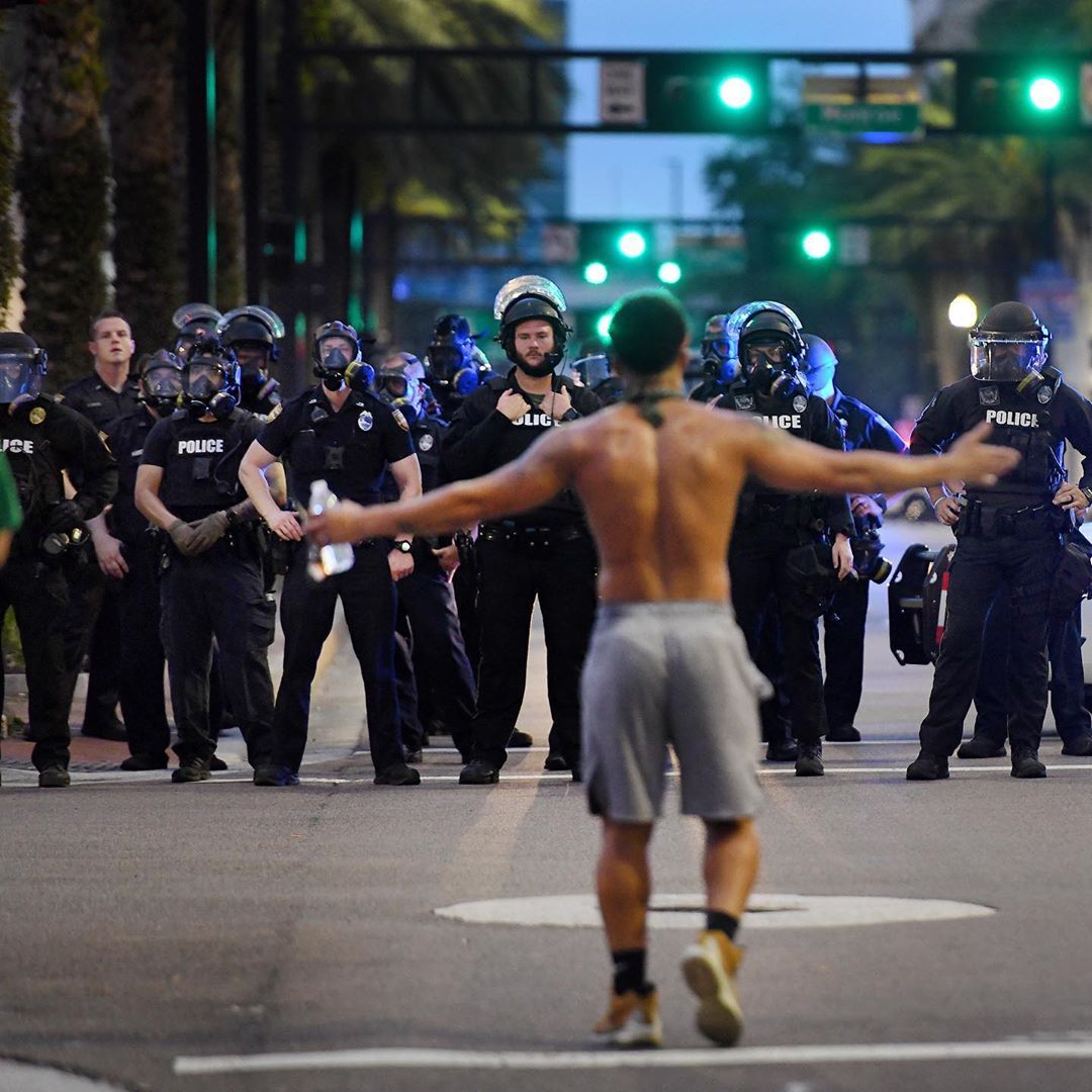 یک مرد سیاهپوست آمریکایی در برابر نیروهای پلیس - منبع: USA TODAY
