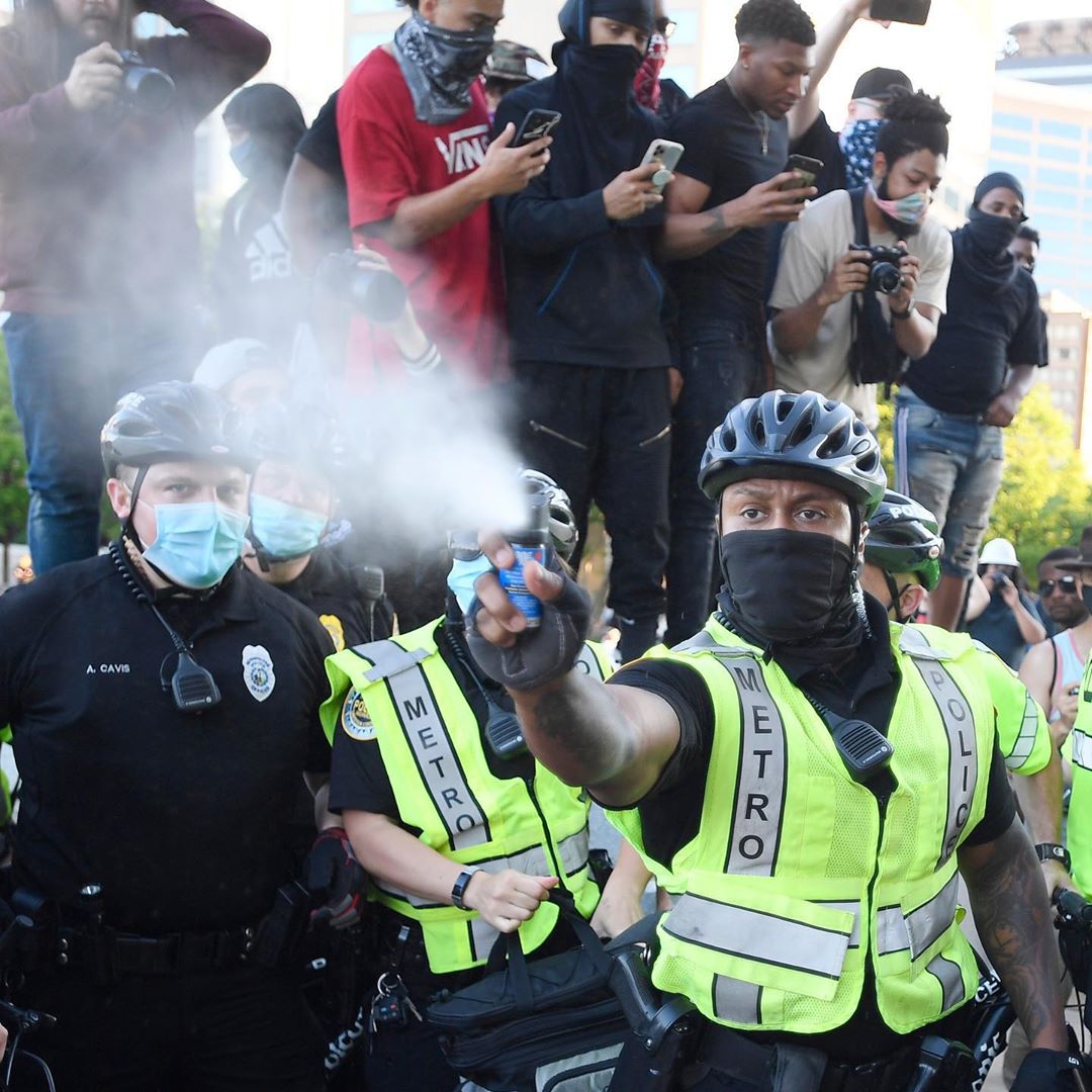 استفاده پلیس امریکا از اسپری های اشک آور علیه معترضان علیه نژاد پرستی - منبع : USA TODAY 